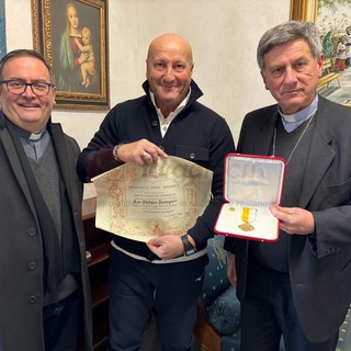 "Servizio e presenza": Filippo Parlagreco, ex carabiniere di quartiere, premiato dalla Santa Sede