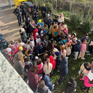 I bambini della primaria di Sale Langhe piantumano un acero con l'aiuto dei Carabinieri forestali