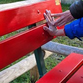 A Frabosa Sottana una panchina rossa contro la violenza, realizzata dai ragazzi del doposcuola