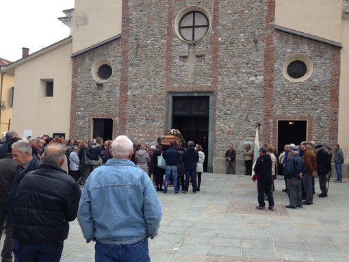 Borgo San Dalmazzo dà l'addio a Carlo Bono: “Mettiamo nelle mani del Signore il calvario di quest'ultima settimana”