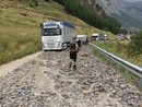 La sede stradale della SS21 è stata invasa da pietre e detriti bloccando il traffico: al momento resta chiusa