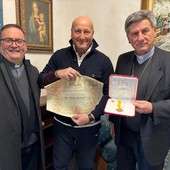 "Servizio e presenza": Filippo Parlagreco, ex carabiniere di quartiere, premiato dalla Santa Sede