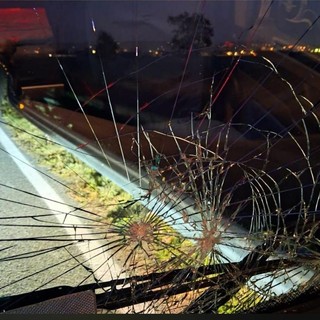 Sui social l'allarme per un camion colpito da pietre mentre imbocca la tangenziale di Fossano