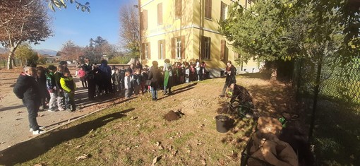 Una mattinata di festa a Spinetta, dove i bambini della Primaria hanno piantato un nuovo albero