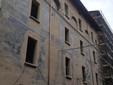 La facciata in via Maghelona con la  storia della Bella Maghellona