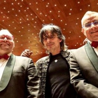 L' illusionista Antonio Casanova tra il duo pianistico Sollini Barbatano