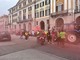 La scuola è finita: a Cuneo gli studenti festeggiano tra caroselli, fumogeni e campanacci [FOTO e VIDEO]