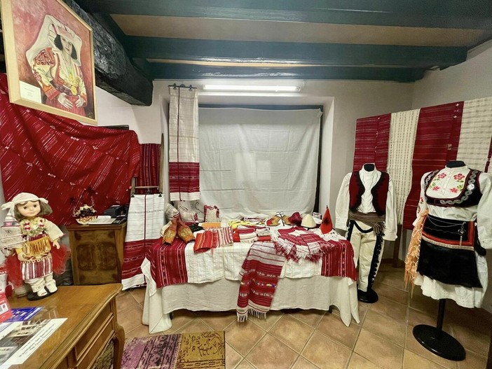 Oasi del cucito, un corso sugli abiti tradizionali albanesi a Savigliano Oasi del cucito, un corso sugli abiti tradizionali albanesi a Savigliano