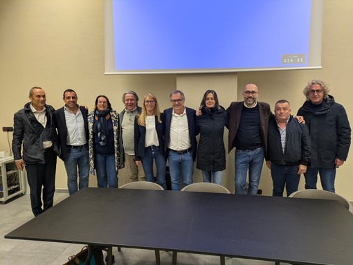 Foto di gruppo del "Patto Civico per la Granda" al completo a Busca (ottobre 2025)