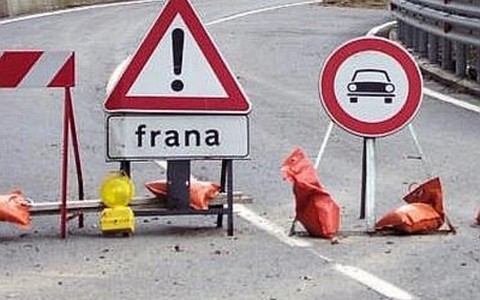 Piccolo smottamento sulla provinciale 154: strada liberata prima dell’arrivo dei soccorsi