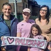 La famiglia Trentacoste con la sciarpa del Palermo autografata