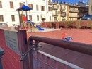 L'area giochi di Largo Caraglio: la zona è spesso luogo di degrado