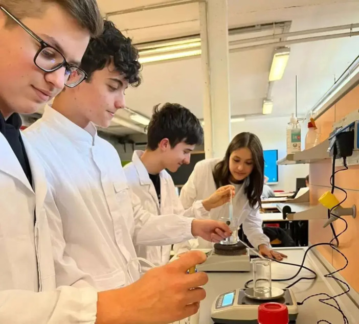 Porte aperte sul futuro: il Vallauri di Fossano si presenta ai ragazzi delle medie Porte aperte sul futuro: il Vallauri di Fossano si presenta ai ragazzi delle medie