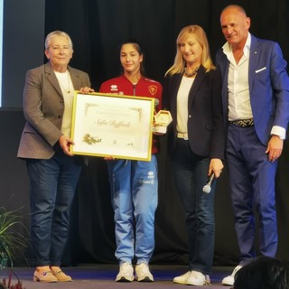 La consegna della Castagna d'oro a Sofia Raffaeli Foto di Riccardo Lacqua La consegna della Castagna d'oro a Sofia Raffaeli Foto di Riccardo Lacqua