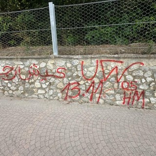 Ceva, imbratta i muri della città con scritte rosse: scatta la denuncia