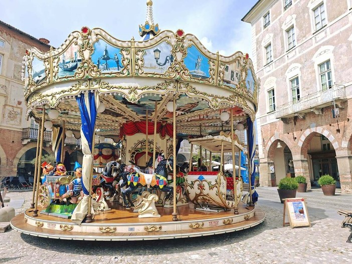 In piazza Maggiore a Mondovì è tornata la giostra dei cavalli In piazza Maggiore a Mondovì è tornata la giostra dei cavalli