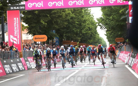 Uno scatto del Giro d'Italia Women a Fossano