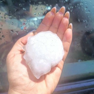 Anche ieri giornata di maltempo in Granda: in foto la grandine che ha colpito l'Albese Anche ieri giornata di maltempo in Granda: in foto la grandine che ha colpito l'Albese