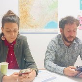 Giulia Marro, mentre attende l'esito delle elezioni assieme a Marco Giusta, anche lui candidato per AVS, non eletto