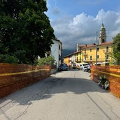 La barriere provvisorie sistemate nella zona dove si è verificato l'incidente La barriere provvisorie sistemate nella zona dove si è verificato l'incidente