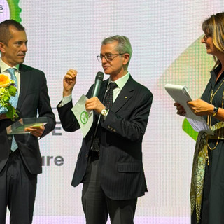 L'assessore Gabusi riceve il premio L'assessore Gabusi riceve il premio