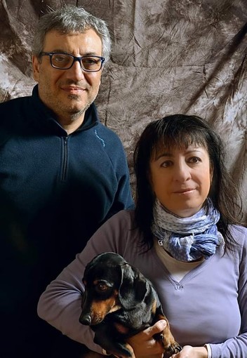 Gli autori braidesi Alberta Solano e Salvatore Gargiulo, stretti alla cagnolina Chicca