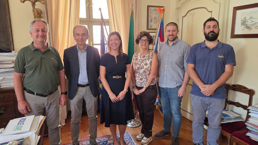 Bra saluta la prof. Ilaria Giavelli, si trasferirà al Grandis di Borgo San Dalmazzo Bra saluta la prof. Ilaria Giavelli, si trasferirà al Grandis di Borgo San Dalmazzo
