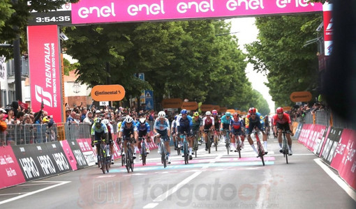 Uno scatto del Giro d'Italia Women a Fossano