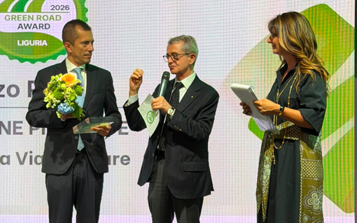 L'assessore Gabusi riceve il premio L'assessore Gabusi riceve il premio
