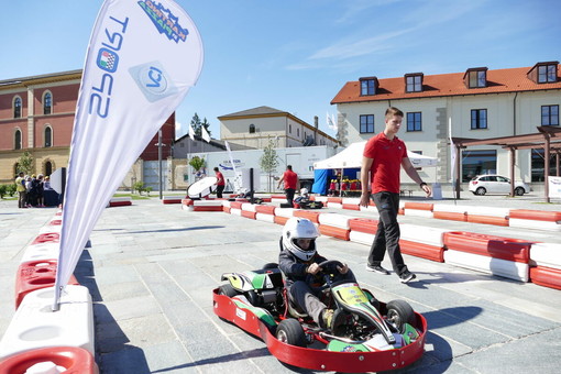 Bra, 330 alunni delle scuole primarie a lezione di sicurezza stradale con l’Aci alla guida di kart elettrici Bra, 330 alunni delle scuole primarie a lezione di sicurezza stradale con l’Aci alla guida di kart elettrici