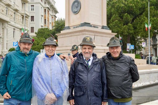 Alpini, anche il gruppo di Bellino all'Adunata Nazionale di Genova Alpini, anche il gruppo di Bellino all'Adunata Nazionale di Genova