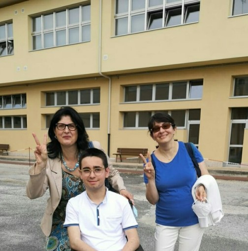 Giovanni Beltrando con le sue professoresse davanti all'Itis di Cuneo