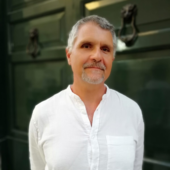 Oltre lo schermo. Crescere da 0 a 6 anni nell’era digitale Oltre lo schermo. Crescere da 0 a 6 anni nell’era digitale