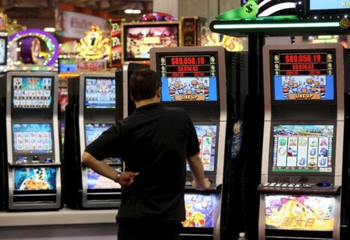 Gioco d’azzardo patologico, la provincia di Cuneo spende un miliardo di euro all'anno. “Si deve porre un freno” Gioco d’azzardo patologico, la provincia di Cuneo spende un miliardo di euro all'anno. “Si deve porre un freno”