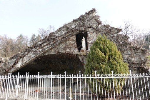Replica della grotta di Lourdes in frazione Bandito, a Bra