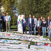Bra, 1.200 studenti in marcia con la Lampada della Pace di Assisi Bra, 1.200 studenti in marcia con la Lampada della Pace di Assisi