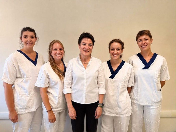 L'équipe formata da Beatrice Allasia, Rebecca Balestra, Alessandra Emiren e Marcella Pellissero insieme a Anna Maddalena Basso, direttrice del Direzione delle Professioni Sanitarie (Dipsa) L'équipe formata da Beatrice Allasia, Rebecca Balestra, Alessandra Emiren e Marcella Pellissero insieme a Anna Maddalena Basso, direttrice del Direzione delle Professioni Sanitarie (Dipsa)