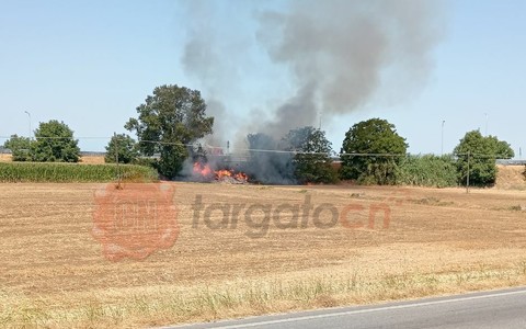 A fuoco materiale edile abbandonato nei pressi del cimitero di Fossano