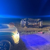 Bra, auto fuori strada sulla provinciale 294: due feriti lievi