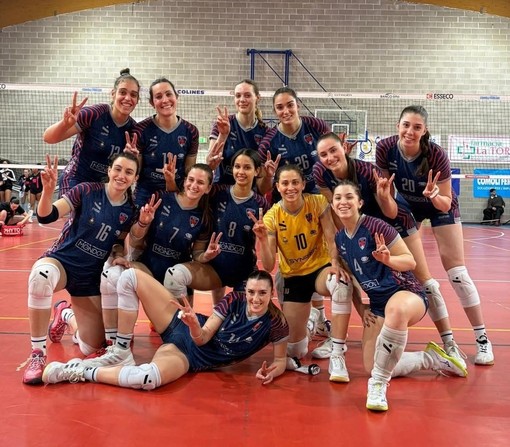 Le pumine festeggiano la vittoria in casa dell'Issa Novara (ph. Mondovì Volley) Le pumine festeggiano la vittoria in casa dell'Issa Novara (ph. Mondovì Volley)
