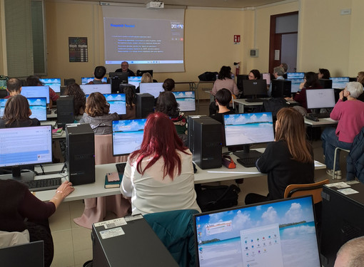 Il corpo docenti del Liceo Bodoni di Saluzzo durante il corso di formazione sull'utilizzo dell'IA
