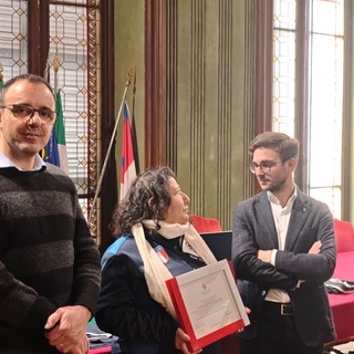 L'assessore Tibaldi e il sindaco Gatto consegnano la targa