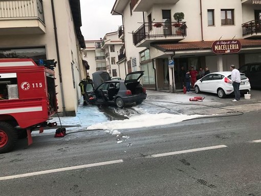 Incendio vettura in via Romita a Busca: intervento dei vigili del fuoco di Cuneo e Busca