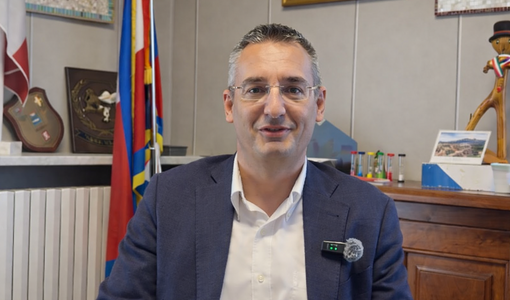 Il sindaco Matteo Ravera nel suo ufficio durante l'intervista