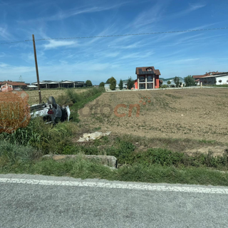 Incidente in via Villafalletto a Fossano: auto carambola nel prato