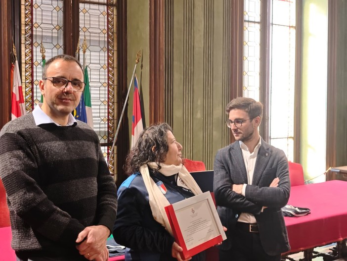 L'assessore Tibaldi e il sindaco Gatto consegnano la targa