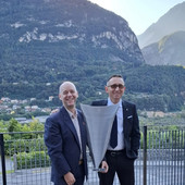 Davide Serpagli e Simone Aime a Longarone con il modellino della diga