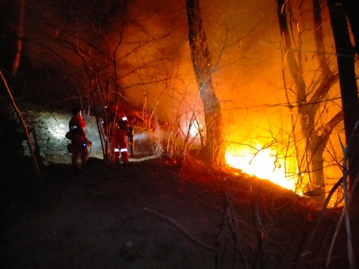Vasto incendio a Sanfront: intensa notte di intervento per AIB e Vigili del Fuoco [FOTO]
