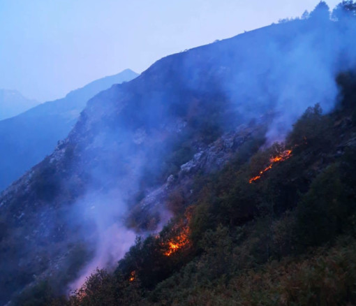 Incendi senza tregua nel Cuneese: il rogo sul monte Piastra entra nel sesto giorno Incendi senza tregua nel Cuneese: il rogo sul monte Piastra entra nel sesto giorno