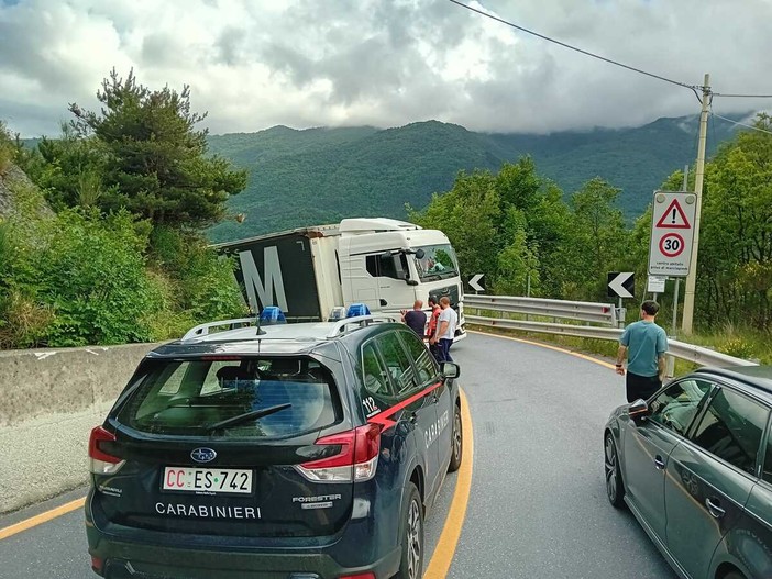 Autoarticolato fuori strada a Pornassio, Statale 28 bloccata
